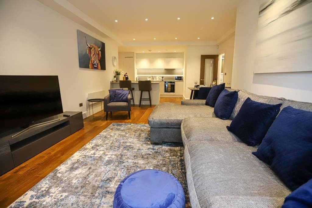 Stylish 2 Bedroom Apartment and Terrace Sleeps 4