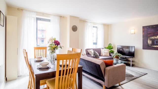 Accommodation at KING SIZE Bed, 2 Bath, FREE PARKING & WiFi in sheffield
