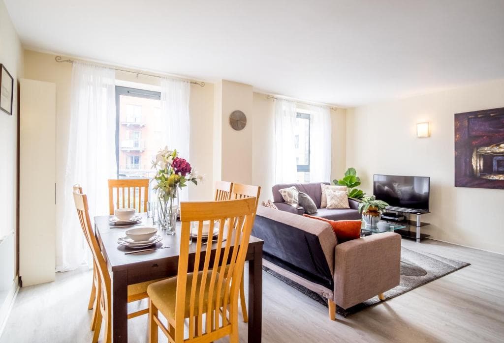 KING SIZE Bed, 2 Bath, FREE PARKING & WiFi