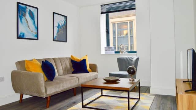 Accommodation at Sleeps 5 with 2 bedrooms and sofabed, perfect for work or leisure, stylish spacious city centre apartment, book our Queen Suite, today! in sheffield