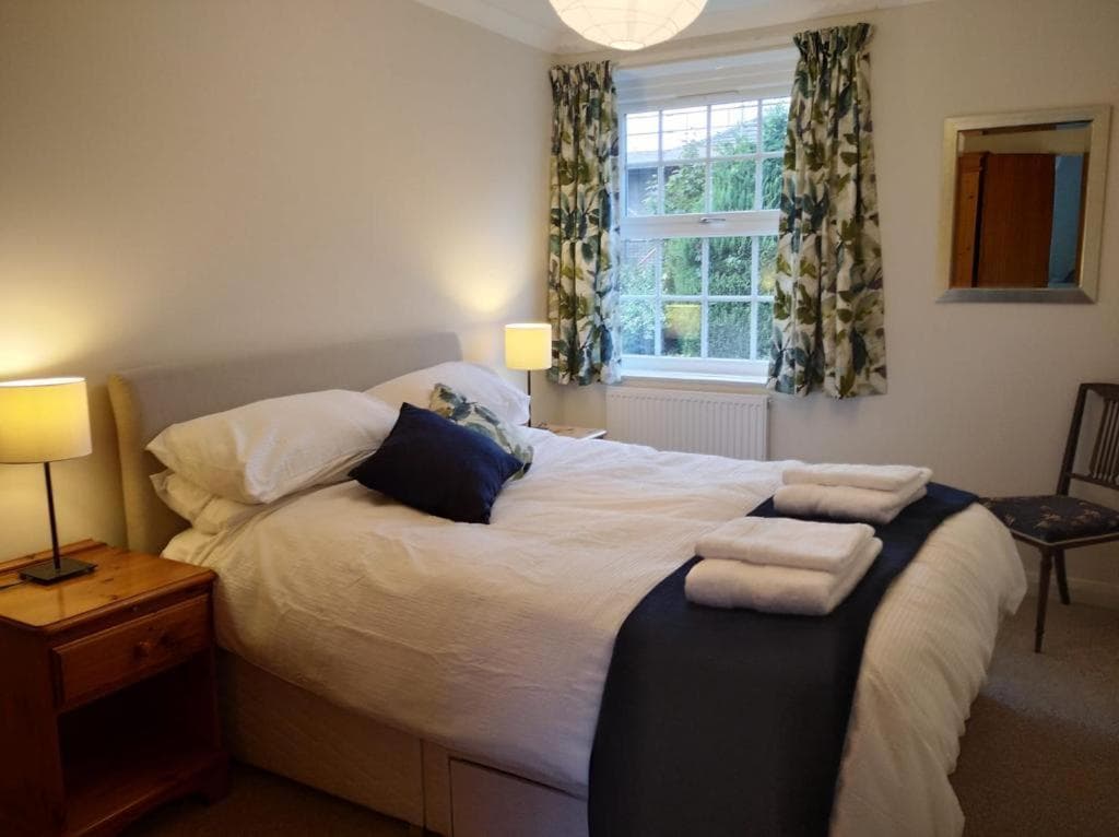 Spacious 4-Bedroom House with Garden