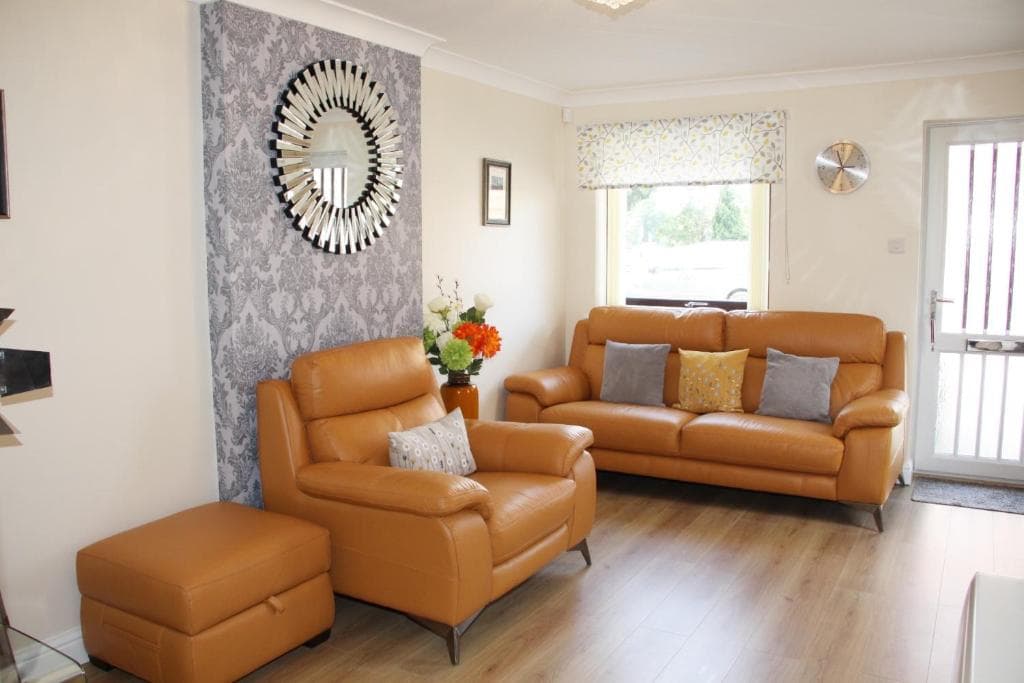 City Centre Town House with Riverside Views and Free Parking 1BAK