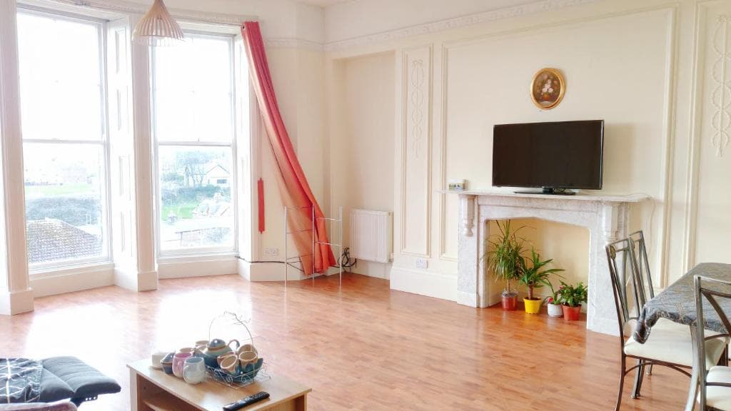 Full nature views Whitby dancinglivingroom French flat