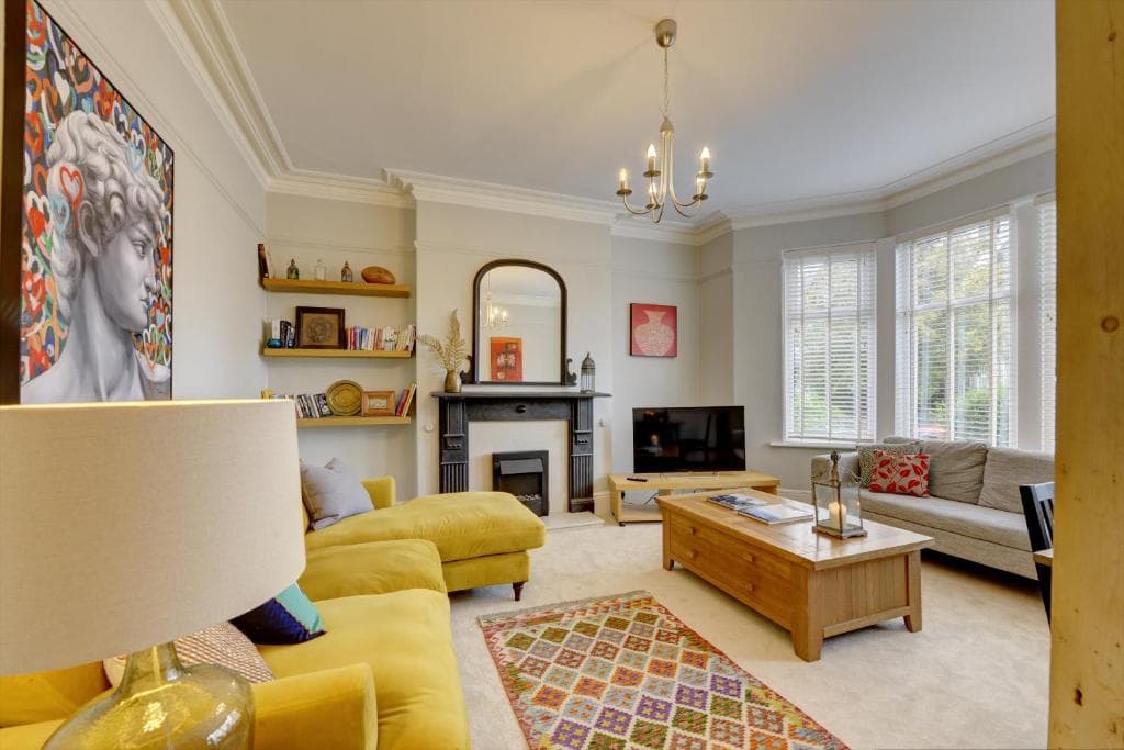 Stylish 2 Bedroom Maisonette With Parking