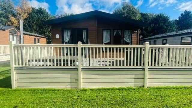 Waters Edge Lodge with Hot Tub - Lodge in york