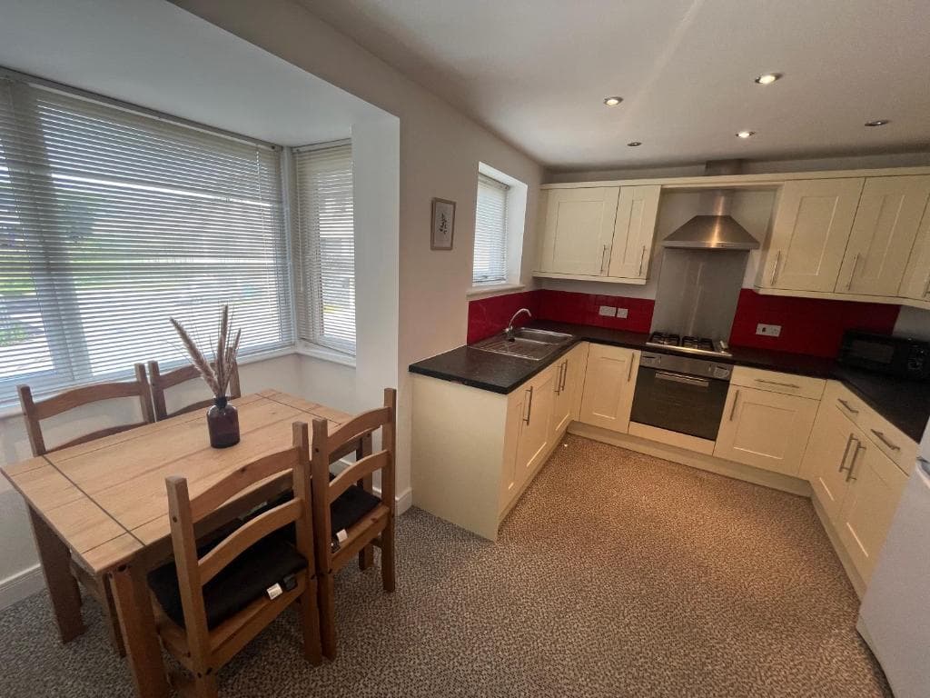 Super 4 Bedroom 7 Person and 3 Bathroom HOUSE