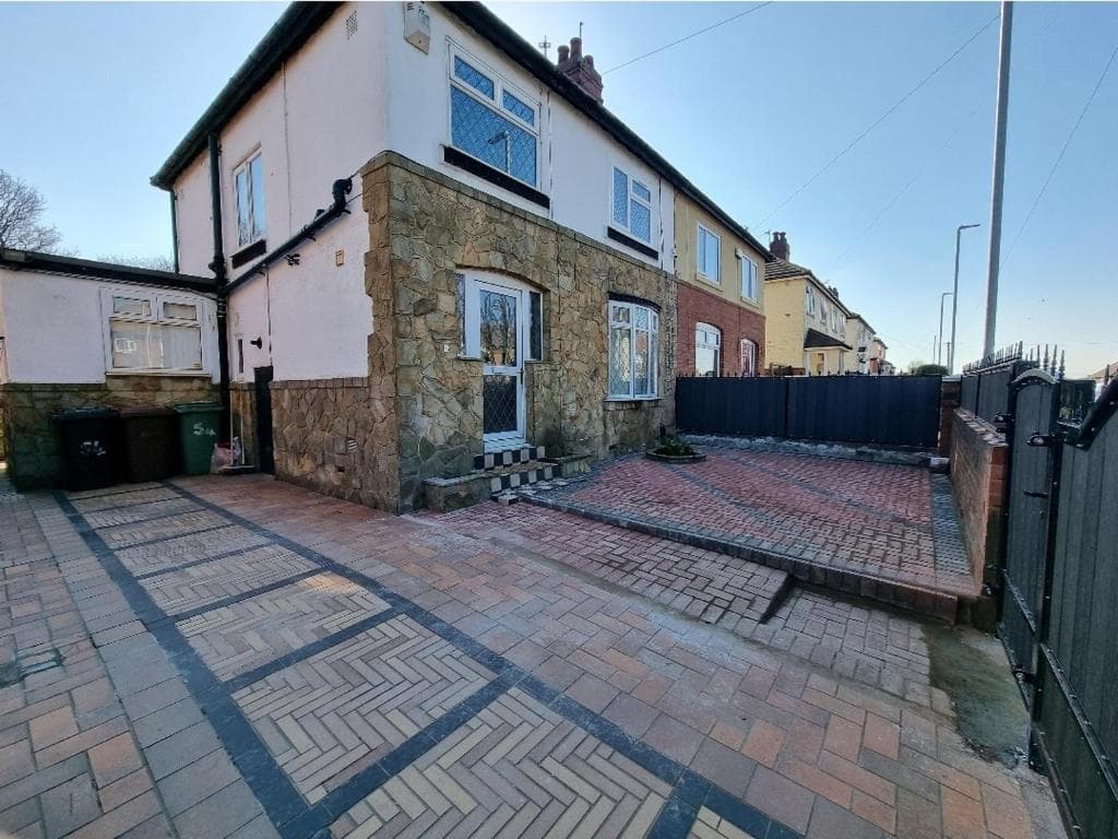 Modern 3 bedroom residential home w/secure parking