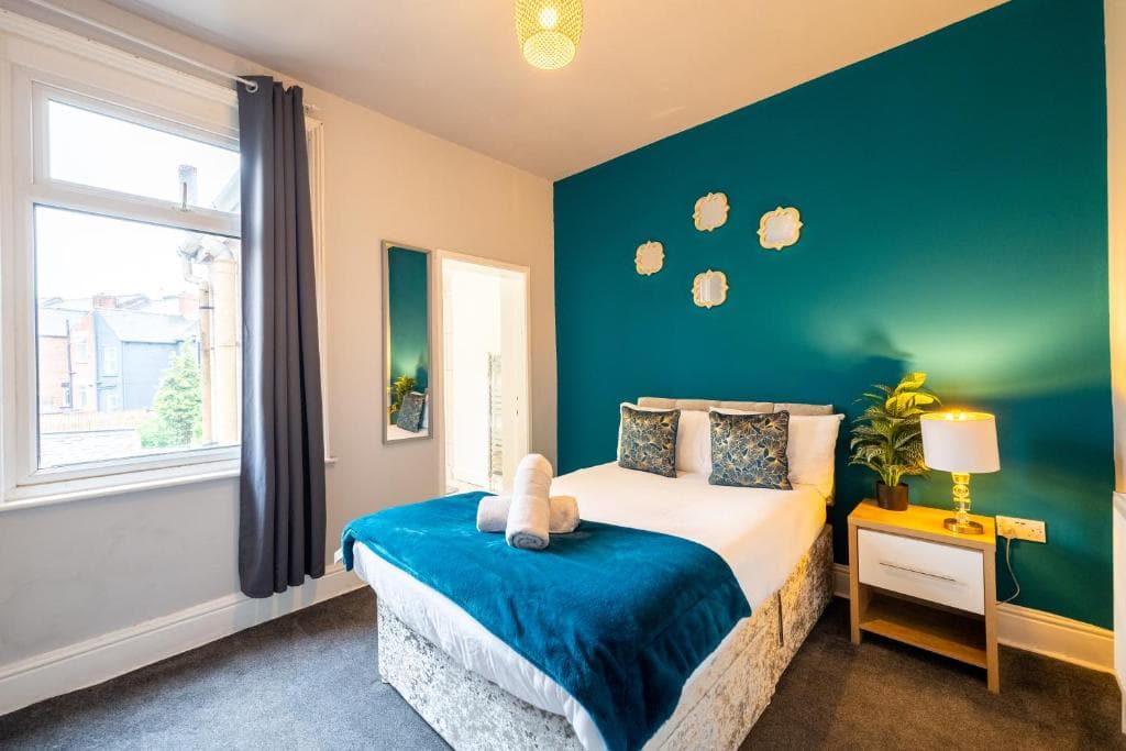 Sheffield Contractors Stays- Sleeps 6, 3 bed 3 bath house. Managed by Chique Properties Ltd