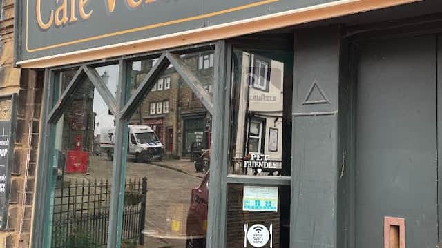 Cafe Cafe Verde in cross roads