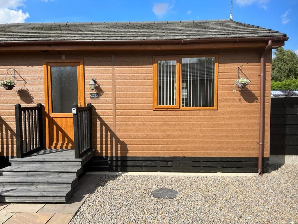 Tulip Cabin with Hot Tub