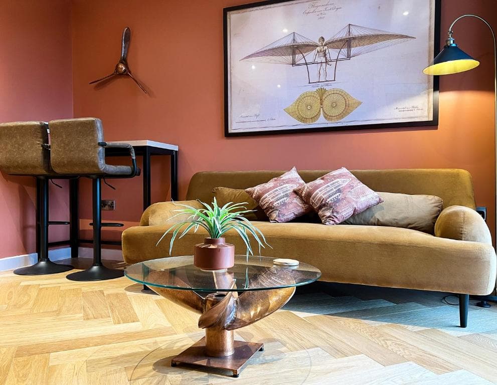 The Aviator's Attic - Luxury City Centre Retreat