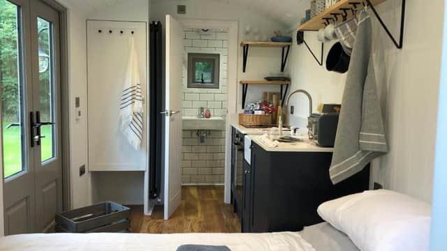 Luxury Shepherds Hut - The Sweet Pea by the lake, York, Yorkshire