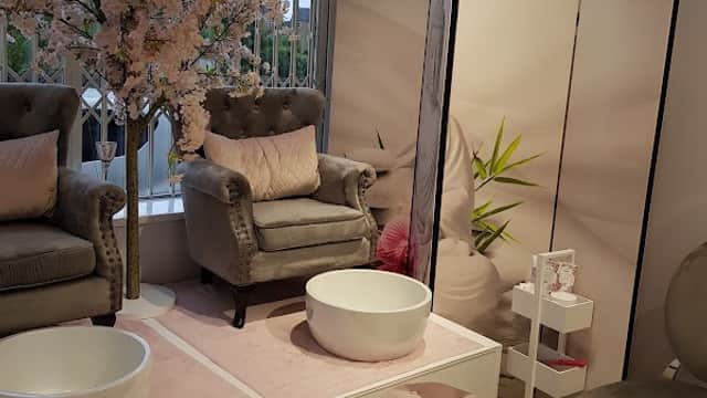 Dollhouse Beauty - Beauty Salons in mirfield