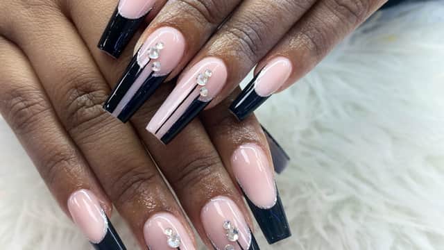 Queens Beauty Bar - Beauty Salons in featherstone
