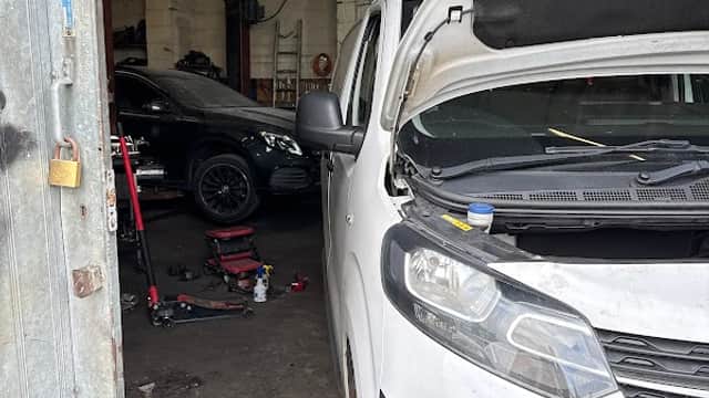 One Stop Car Clinic Ltd - Garages in bradford
