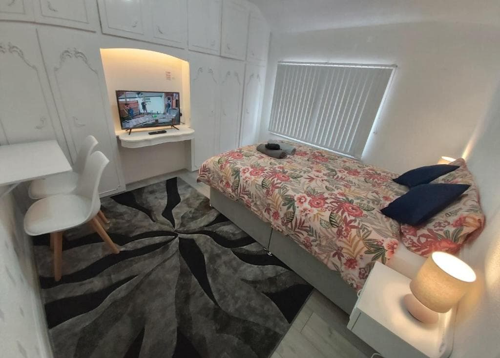 Relaxed Double bed with private bathroom, parking, WiFi and garden.