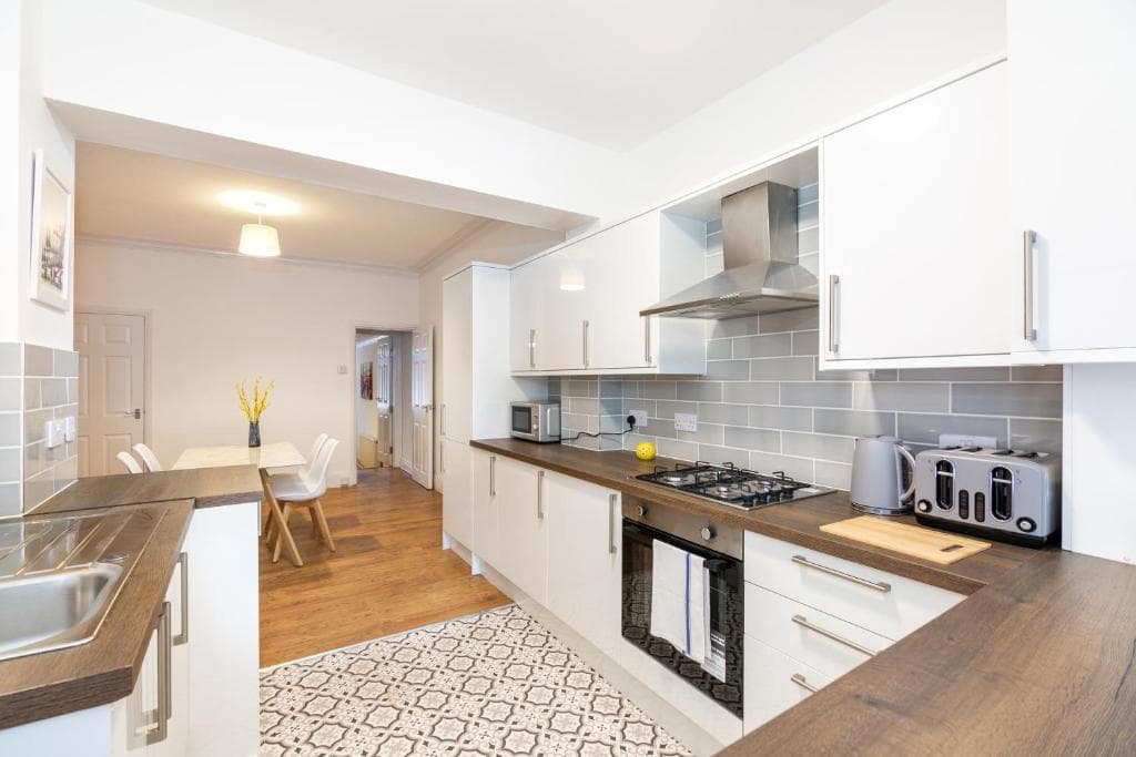 4 bedroom house, 5 double beds and free parking.