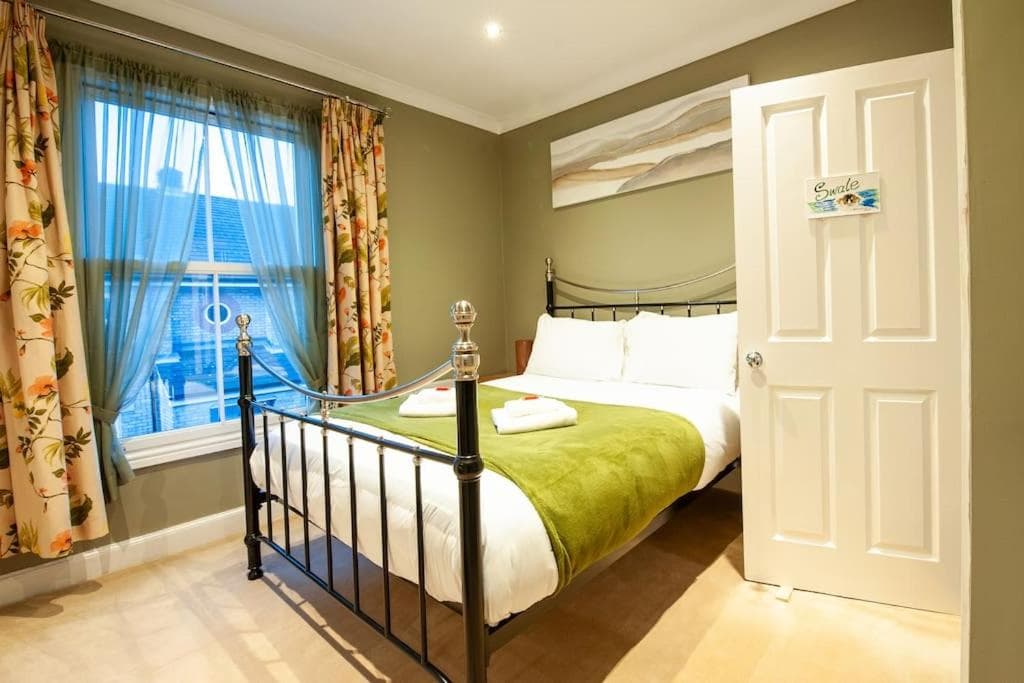 Clifford House - 4 Bed Home Within The City Walls, York, Yorkshire
