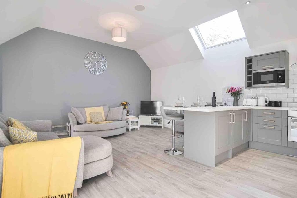 Hoxne Cottages - Poppy Cottage with private hot tub, York, Yorkshire