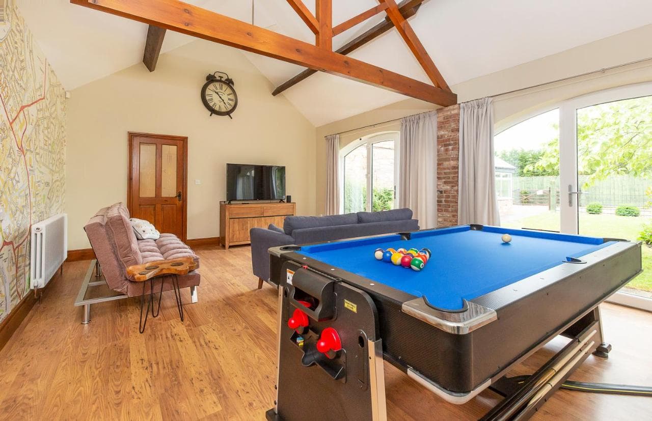Creamery Cottage with Games room and Free Parking, York, Yorkshire
