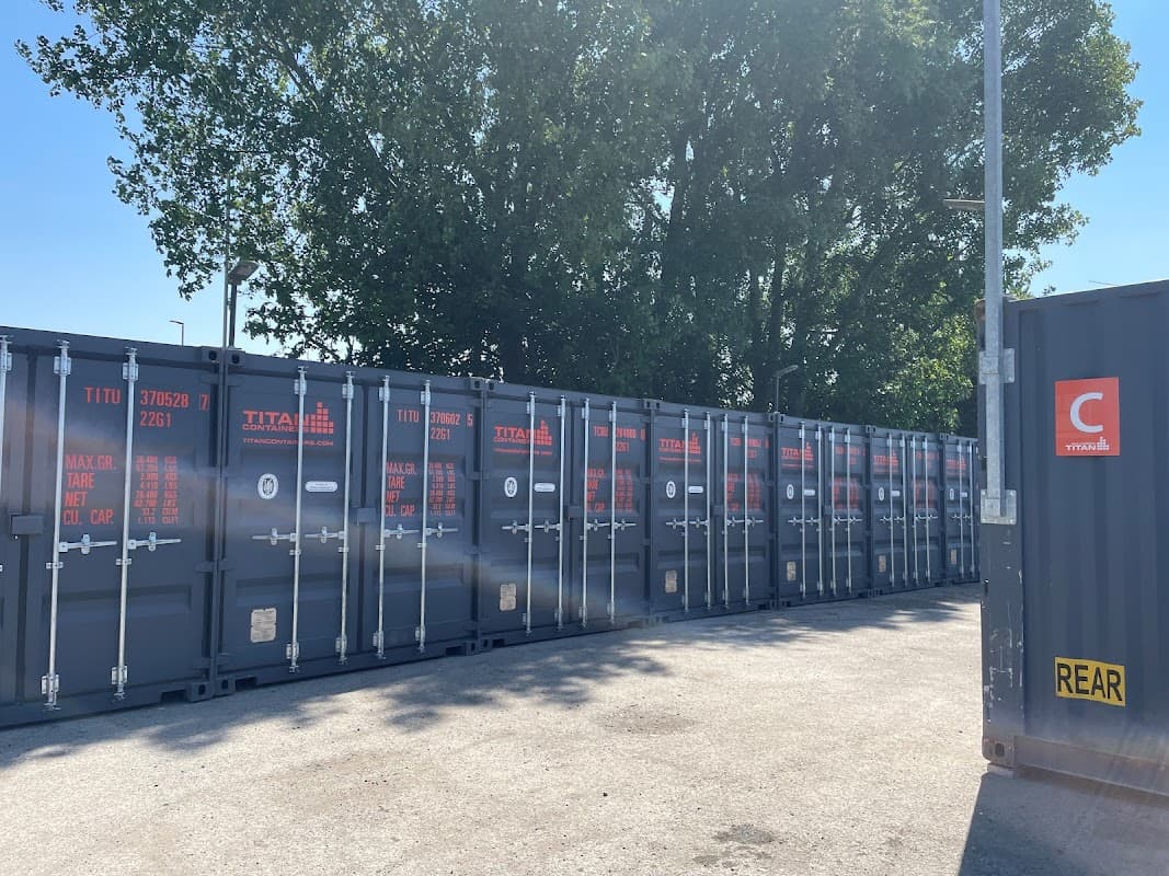 Self Storage Hull Central – by TITAN Containers