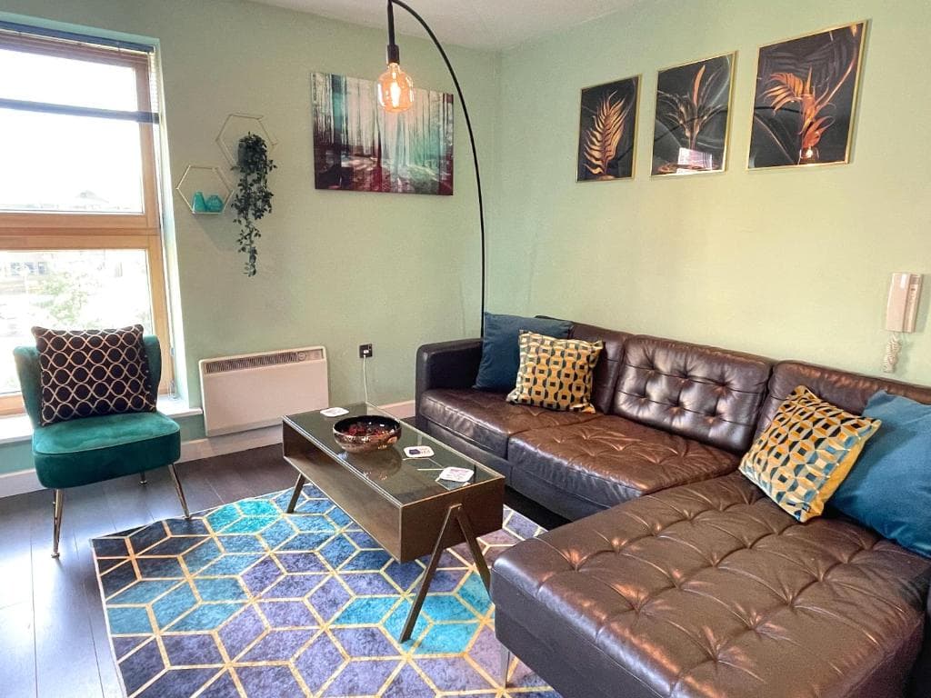Spacious Apartment in Central Location w/ Parking