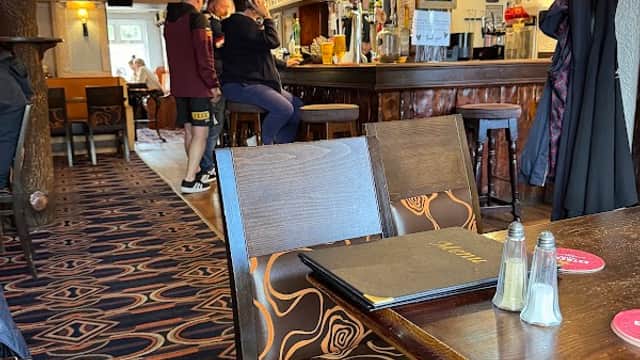 Food & drink at The Golden Fleece in cross roads