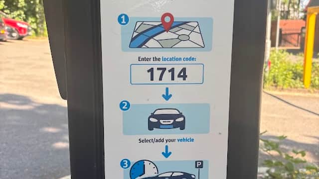 Sign for cashless parking at Bank Street Car Park, featuring instructions for app download and vehicle selection.