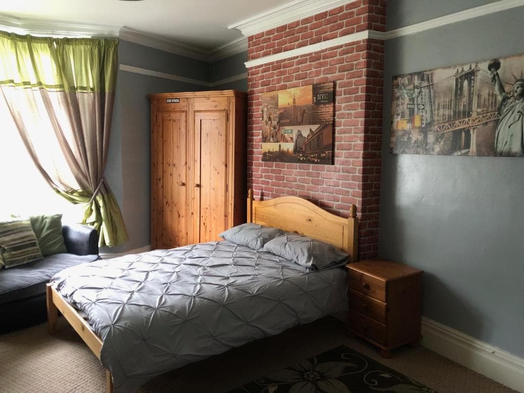 6 Bedroom Villa in Barnsley Centre
