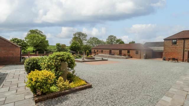 Accommodation at Cartwheels Cottage in wold newton