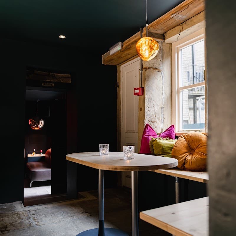 Nora cocktail bar