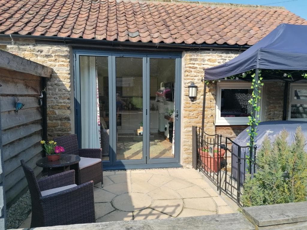 Larch Cottage, Ruston dog friendly with hot tub