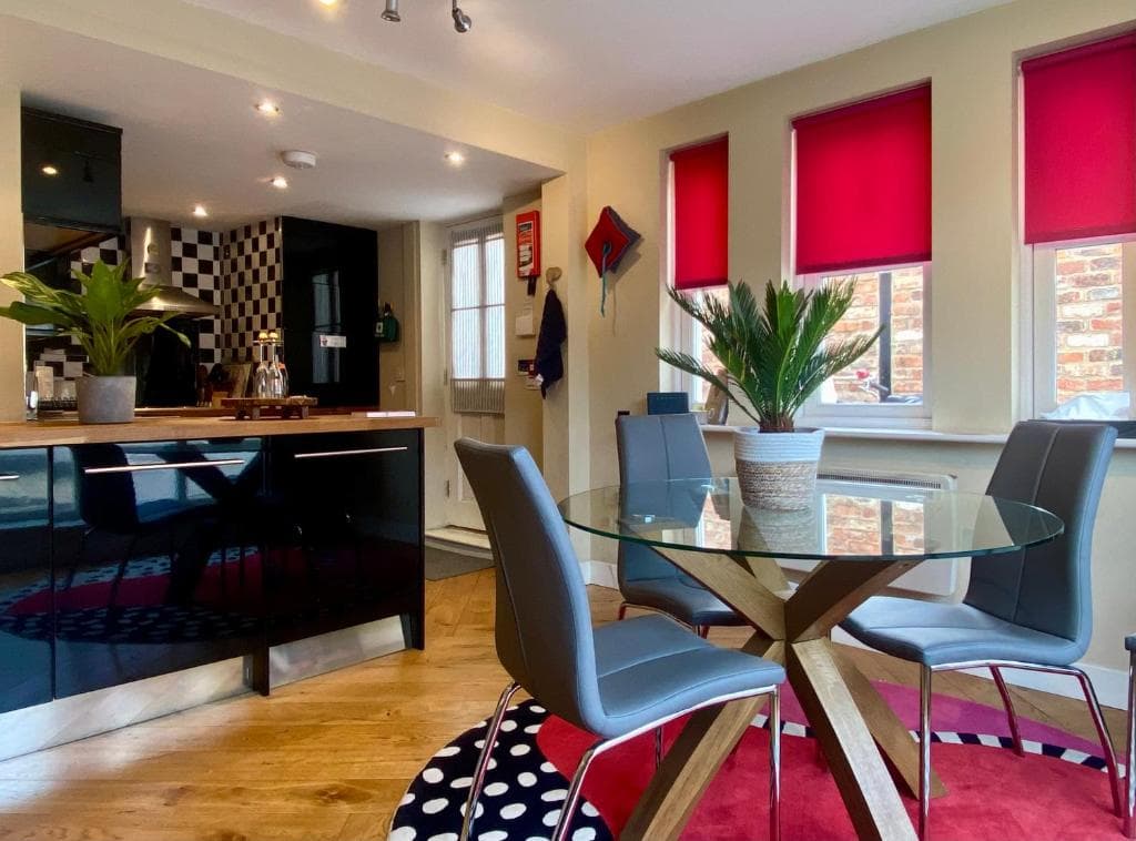 Easy Walk City Centre Flat with Free Parking