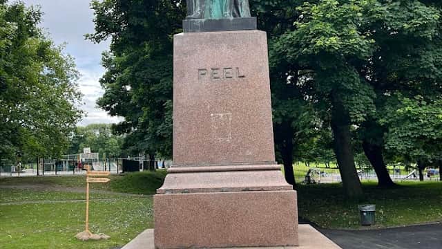 Statue of Sir Robert Peel - Monuments in headingley