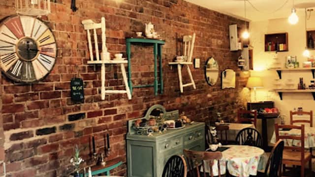The Courtyard Vintage Tearoom - Tea Rooms in wombwell