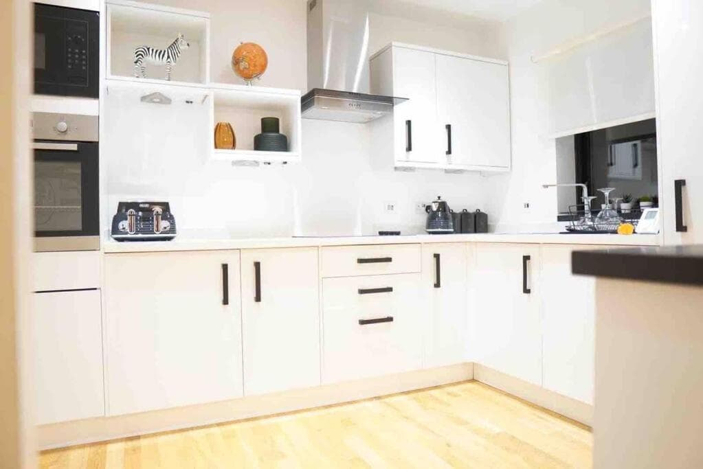 Tower Central Apt l 3 Bed Sleeps 5 l Free Parking), York, Yorkshire