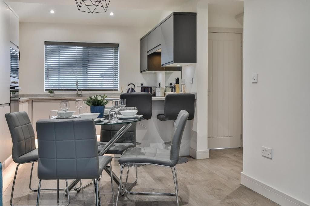 Renovated Whole House sleeps 4-5, WiFi, Parking near Sheffield Parkway