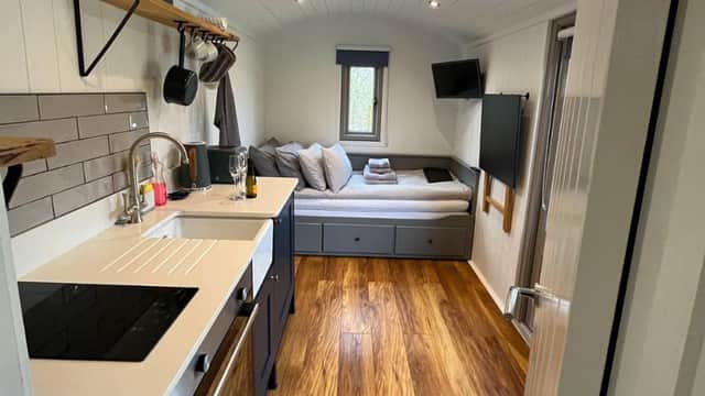 Luxury Shepherds Hut - The Moorhen by the lake, York, Yorkshire