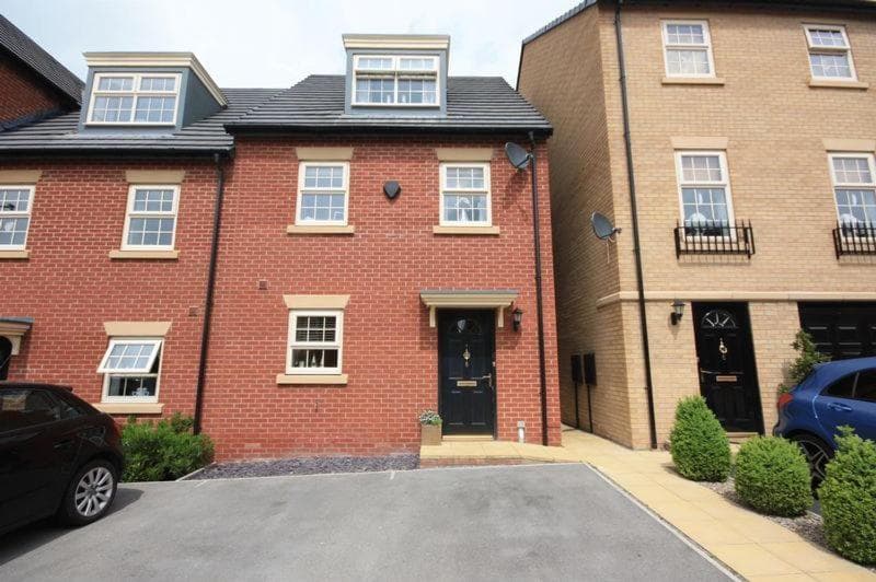 Stunning 3 bedroom home with free parking, free wifi and Netflix, Company workers welcome short term and long term