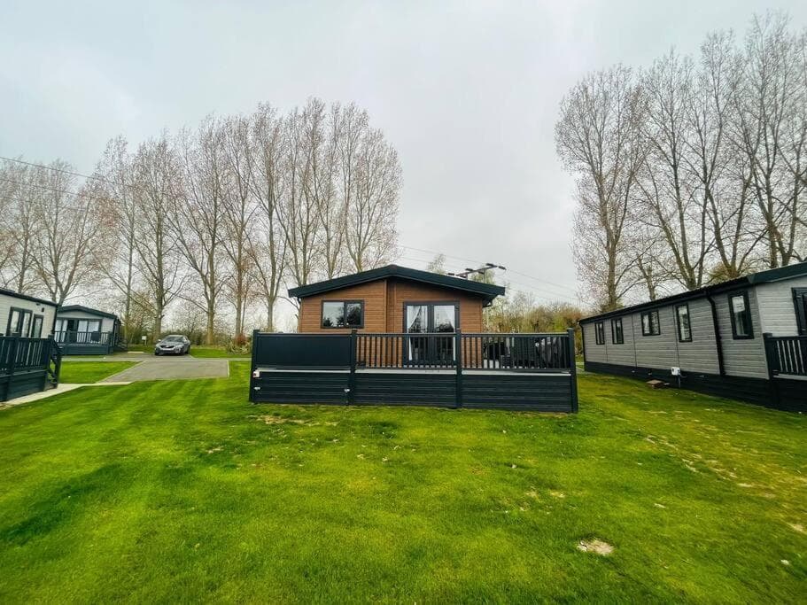 Mulberry Lodge with Hot Tub, York, Yorkshire