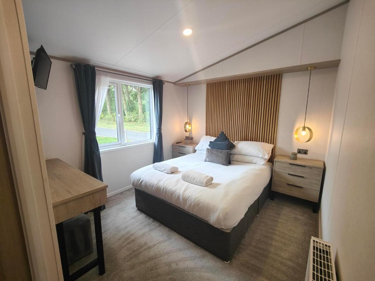 Loki's Retreat Lodge with Hot Tub, York, Yorkshire