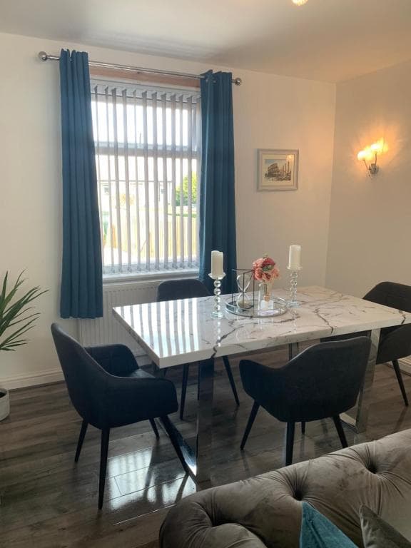 Modern 3 bedroom Luxury Home with Private Drive