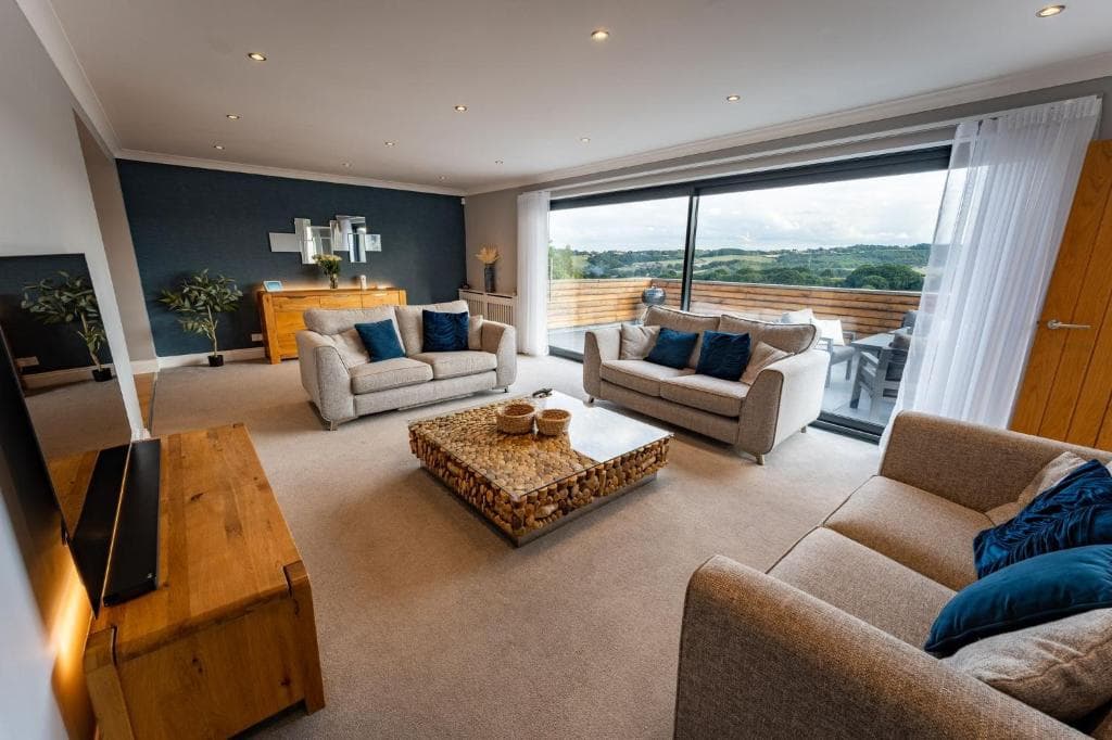 Luxury 4 Bedroom Home with Panoramic Views