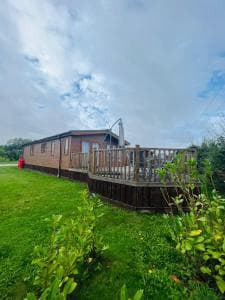 Hedgerow Lodge with Hot Tub