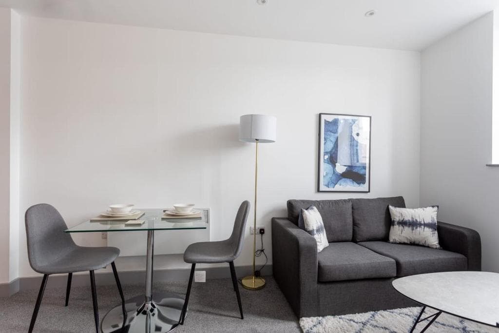 Contemporary 1 Bedroom Apartment Leeds