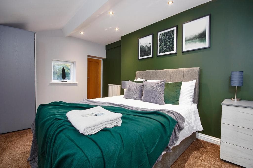 Large Apartment On Royal Parade - Sleeps 10