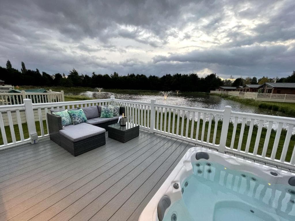 Lakeview Winter Lodge with Hot Tub
