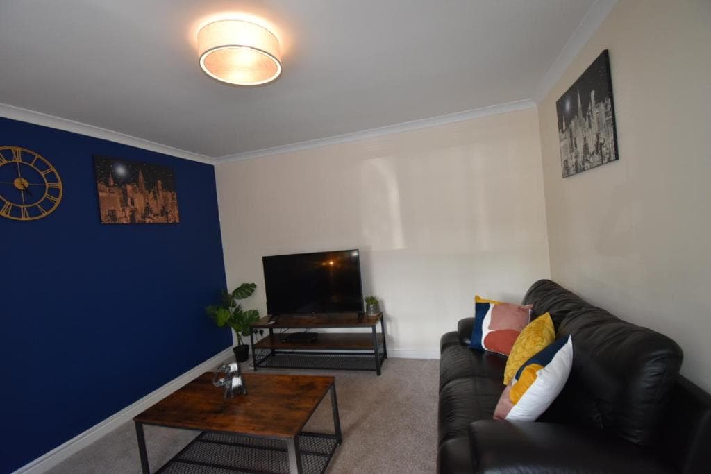 Impeccable 3 bed house close to amenities, 10 mins to centre