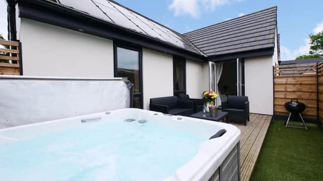 Hoxne Cottages - Sunflower Cottage with private hot tub, York, Yorkshire
