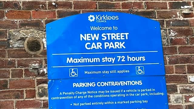 Welcome sign for New Street Car Park, detailing maximum stay, parking contraventions, and payment instructions.